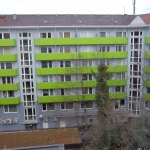 Gebäude mit grünen Balkonen