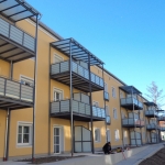 Gelbes Haus mit Balkonen aus Metall