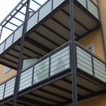 Gelbes Haus mit Balkonen aus Metall