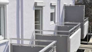 drei Balkons, aus der Perspektive eines anderen Balkons