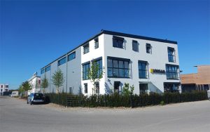 Der Firmensitz von Unisan, in einem weißen und grauen Gebäude