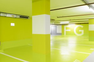 Tiefgarage mit gelben Wänden und Boden